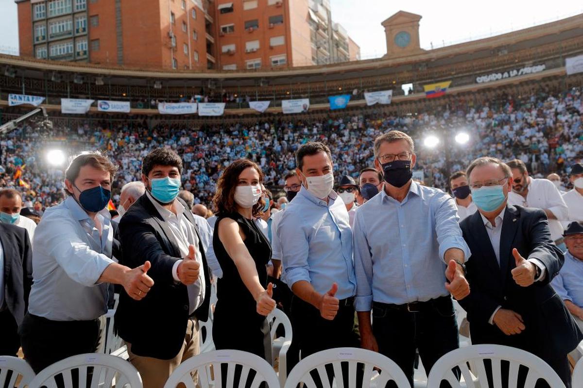 Mañuezo (izda.), junto a líderes regionales del PP en Valencia