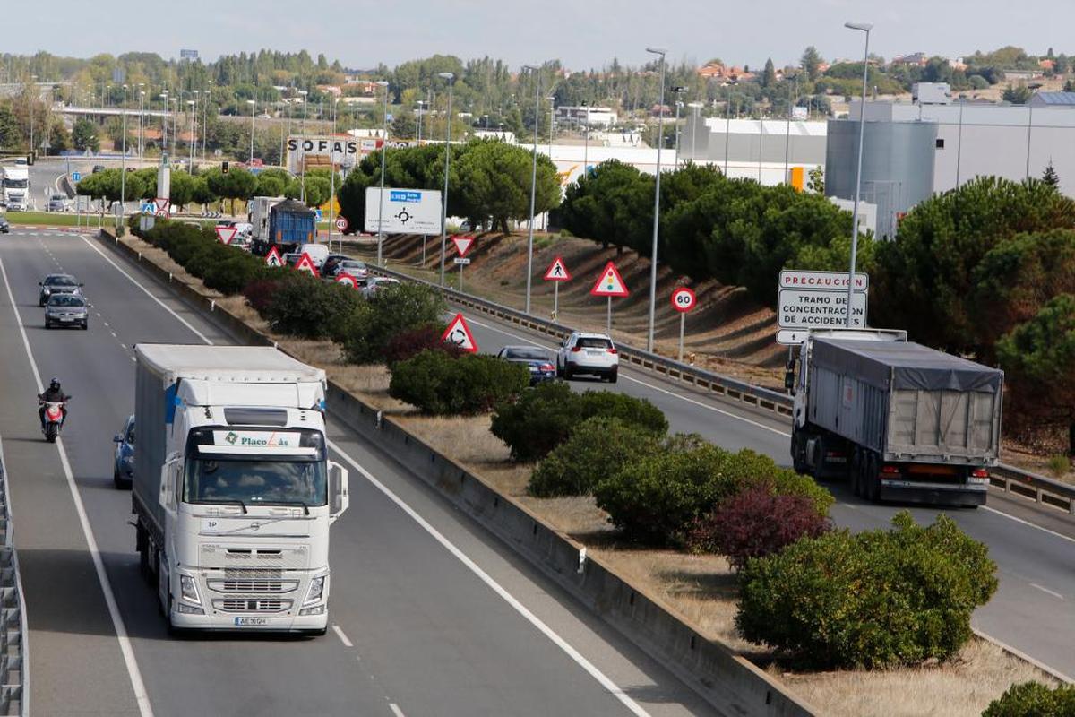 Camiones transportando mercancías en las inmediaciones de la capital salmantina.