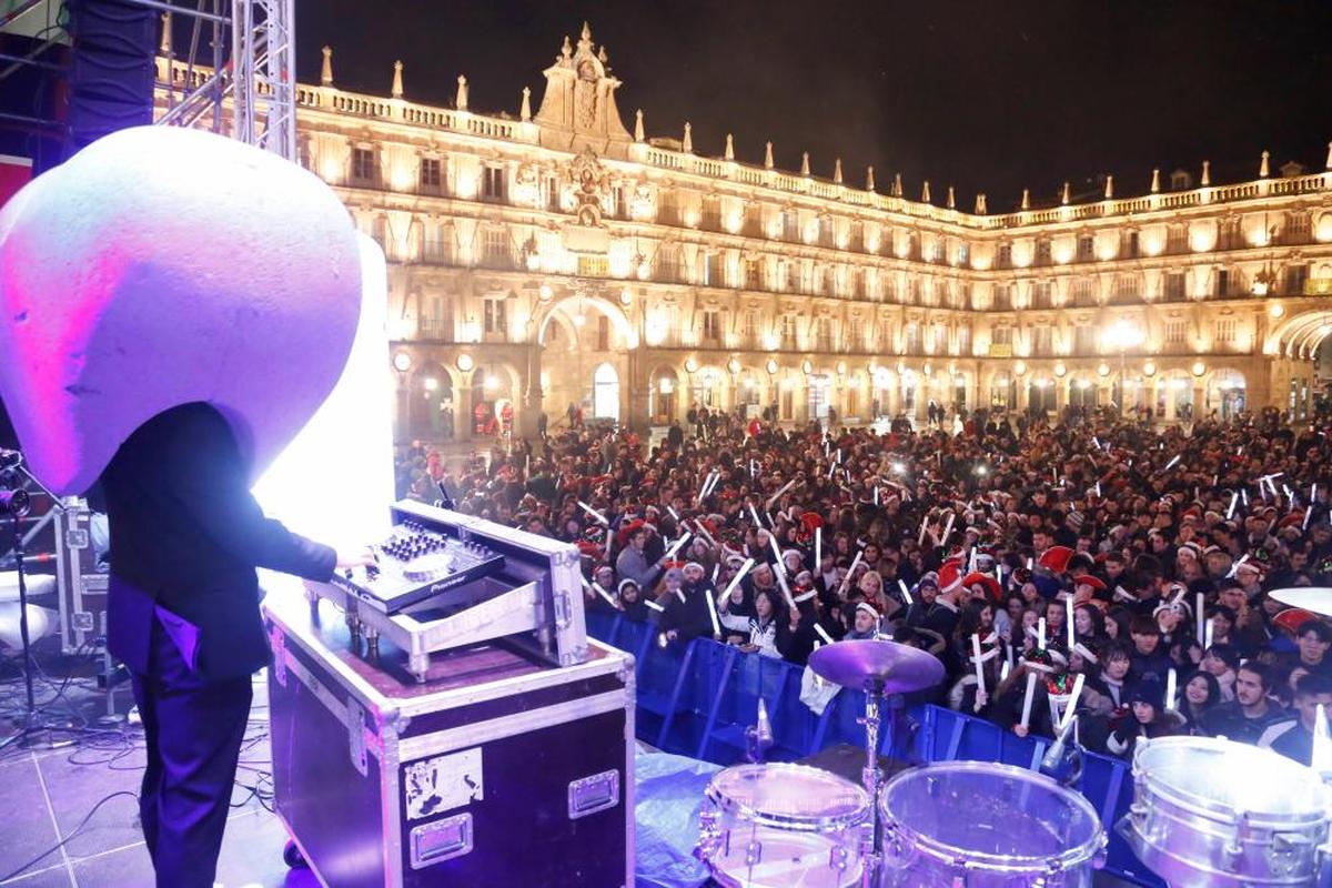 La Plaza Mayor, abarrotada en el Fin de Año Universitario de 2019