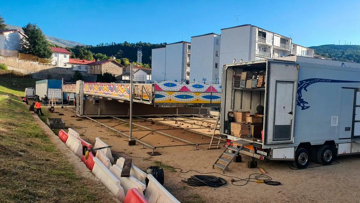 Los dos carruseles que han venido a Béjar han sido reubicados en la antigua piscina de Los Praos.