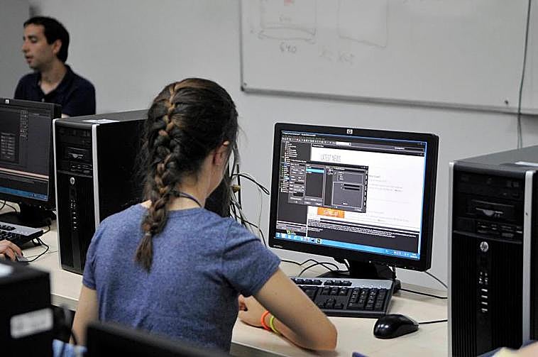 Una joven en un programa de formación.