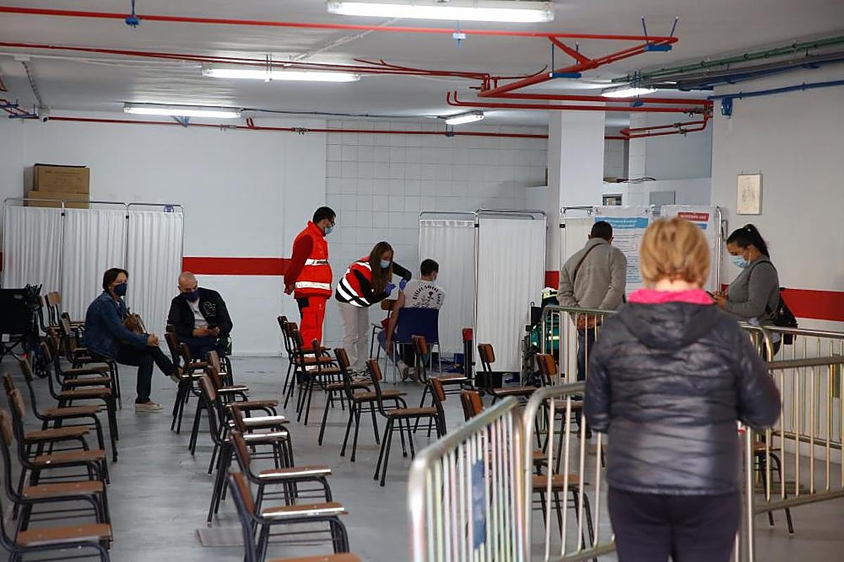 Personal sanitario vacunando en el centro de salud San Juan