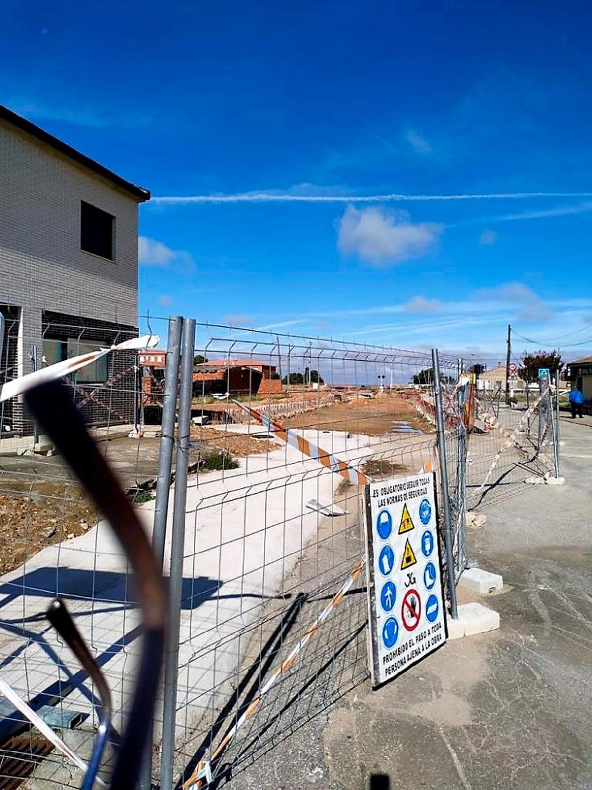 Las obras de supresión del paso a nivel a la entrada del casco urbano de Gomecello.