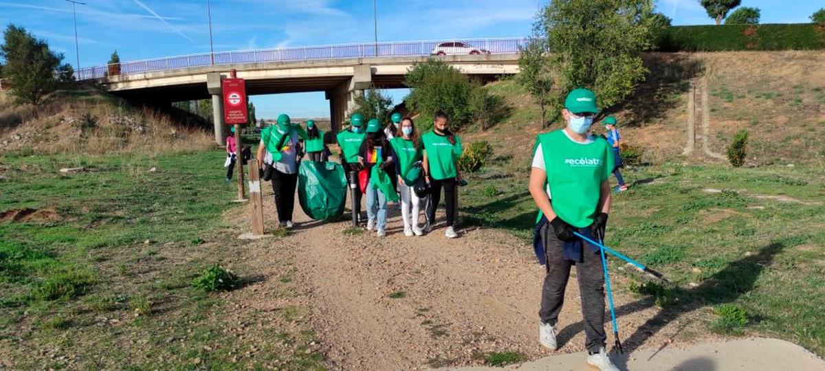 Los jóvenes durante la limpieza de la Vía Verde en Carbajosa.