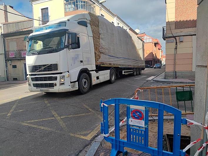 Un camión circula por el cruce de las calles Nuestra Señora y el Carmen, en la localidad peñarandina.