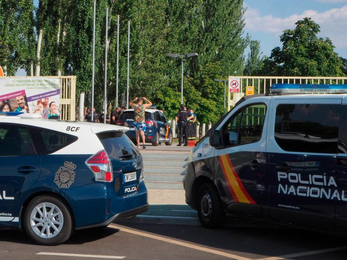 Policías a las puertas del recinto deportivo el día de la agresión a los dos agentes.