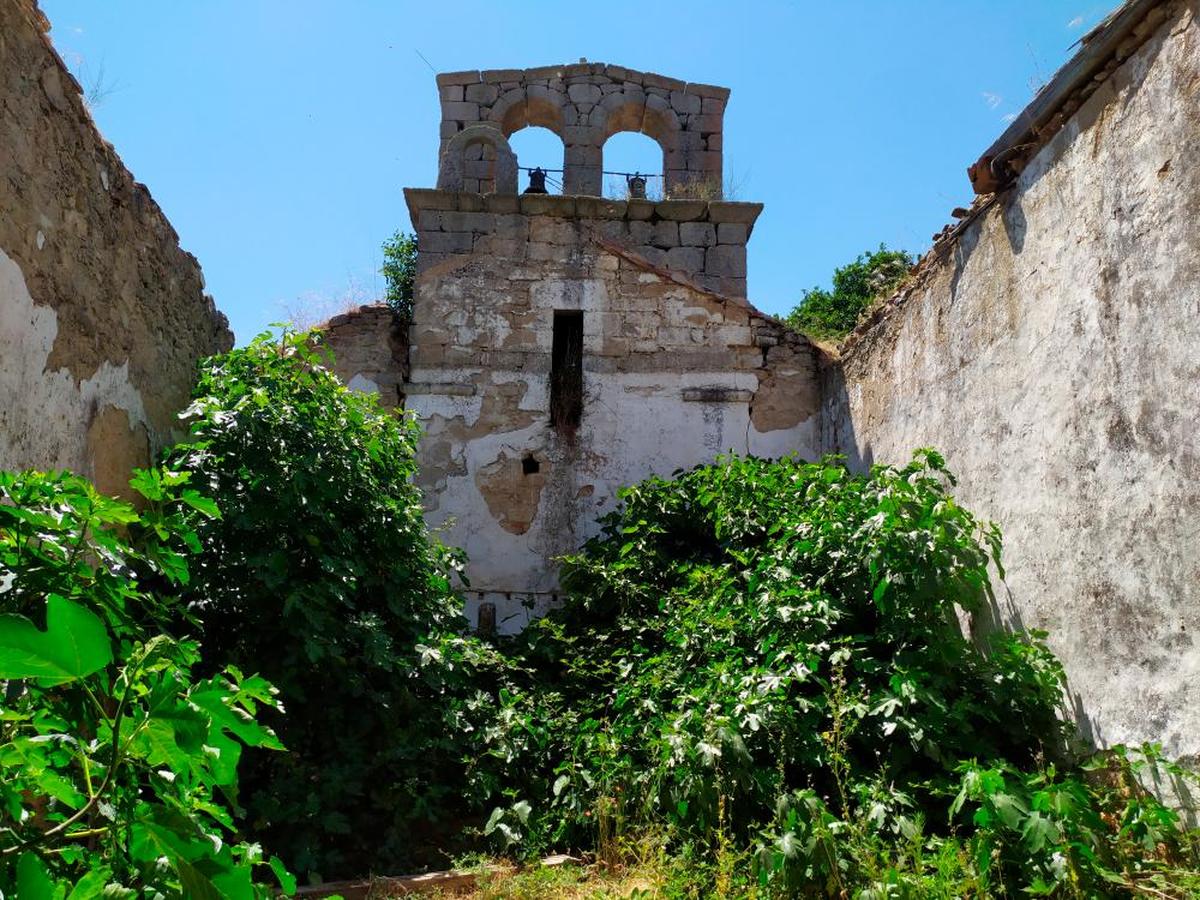 Iglesia de Casas de Monleón, que está en proceso de reconstrucción.