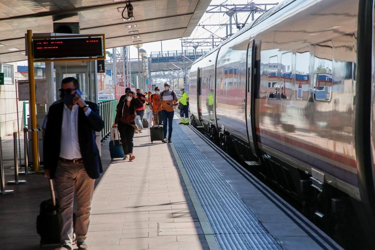 Pasajeros bajando de un Alvia a su llegada a la estación de Vialia.