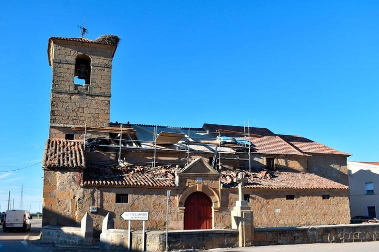 La iglesia de San Pedro Apóstol de Moriscos con el tejado levantado.