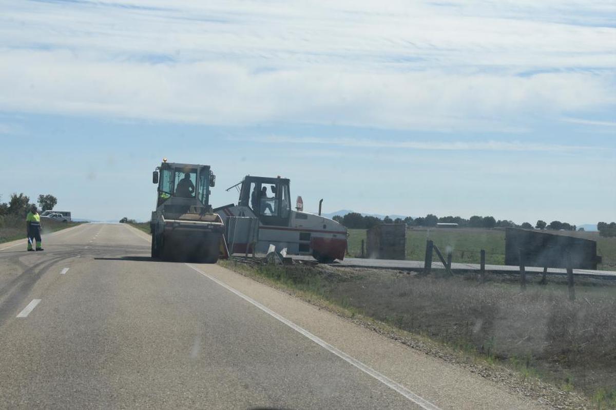 Obras de ensanche y refuerzo del Camino de Prado Redondo desde la carretera de La Fuente