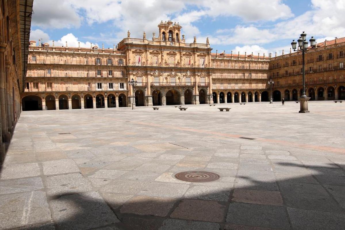 La plaza mayor de Salamanca vacía durante el confinamiento