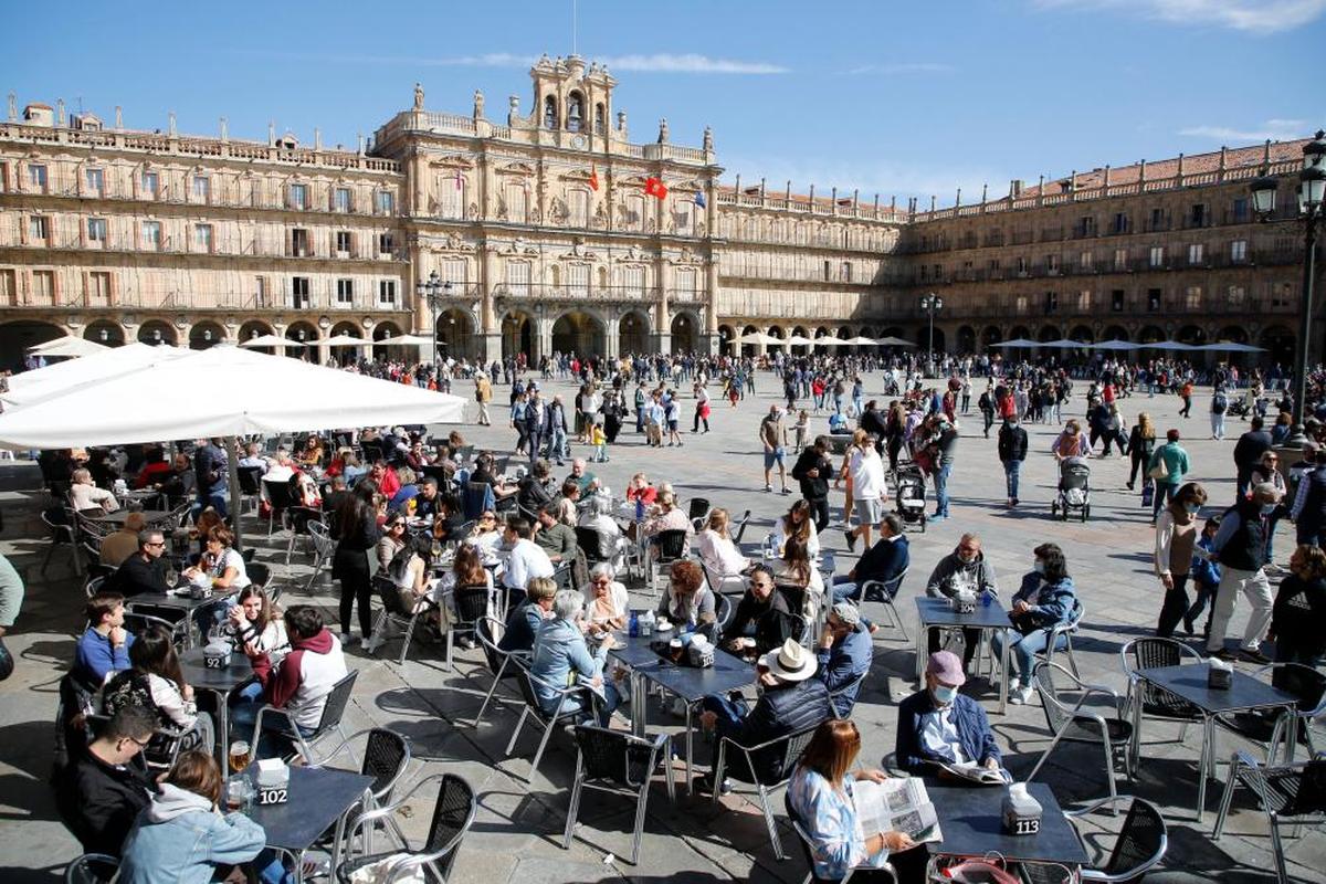 Buen ambiente en la Plaza Mayor durante este puente.