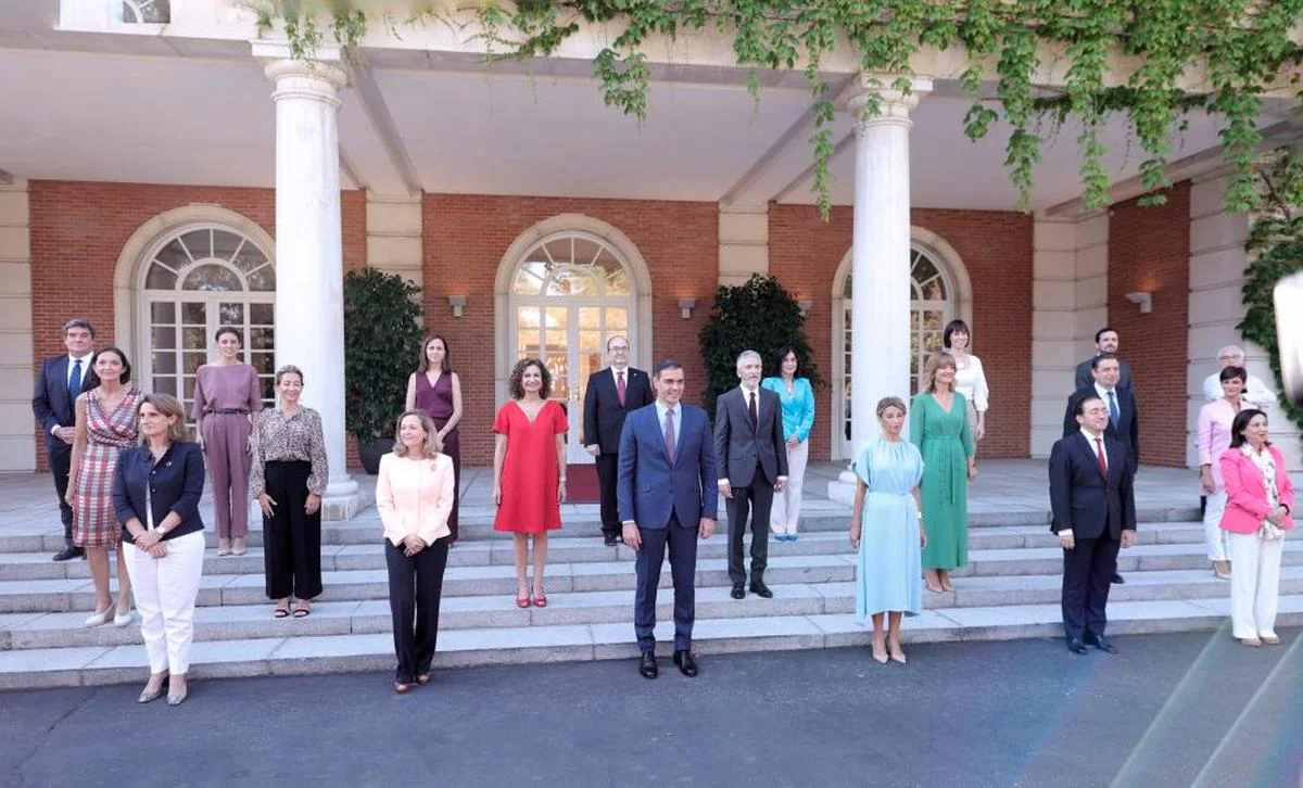 Foto de familia de todos los ministros en la escalinata de Moncloa