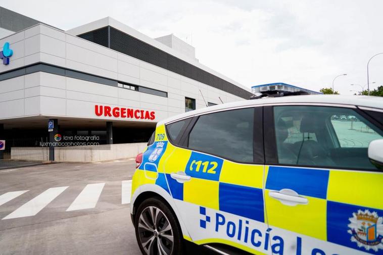 Un vehículo de la Policía Local junto al nuevo Hospital de Salamanca.