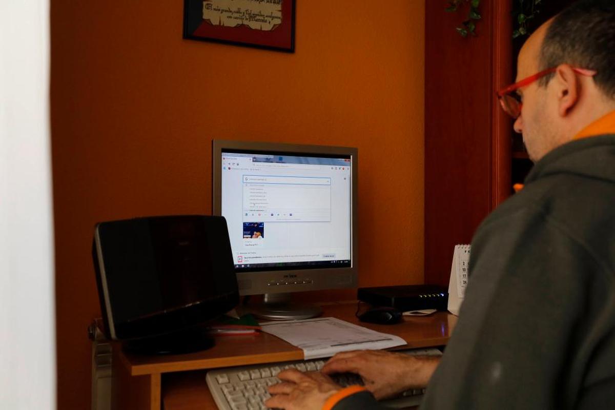 Un salmantino realizando una consulta en internet desde casa.