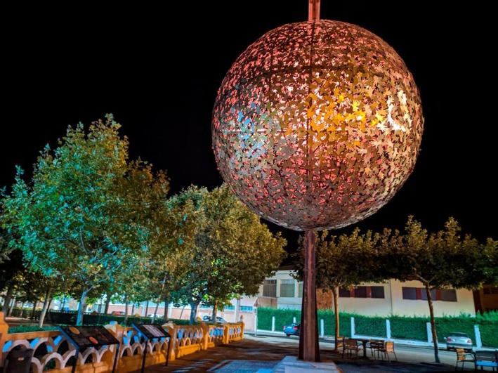 El Sol de Astróbriga, compuesto por manos de latón doradas, se encuentra suspendido sobre el parque de La Glorieta