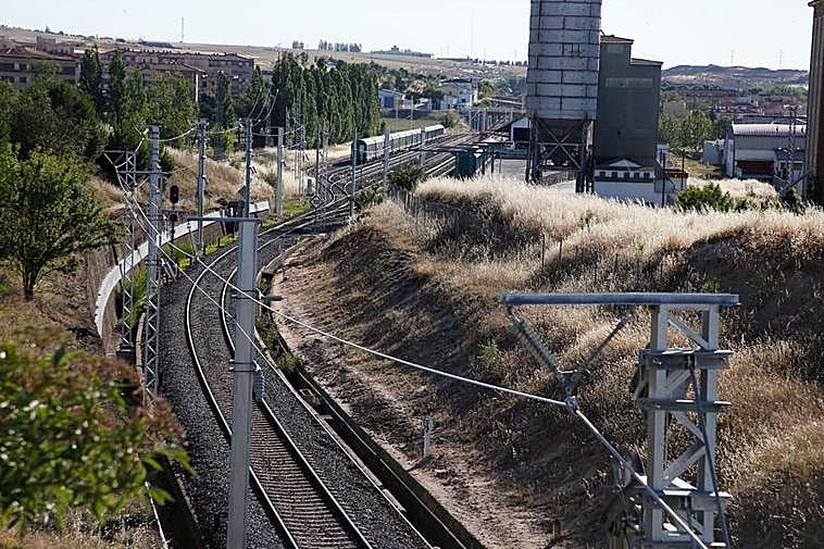Catenaria instalada en la vía entre Salamanca y Fuentes de Oñoro, en el entorno de Tejares.