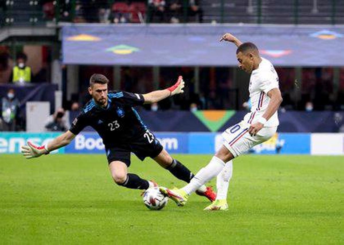 Kylian Mbappe en el momento de marcar ante Unai Simón el 2-1.