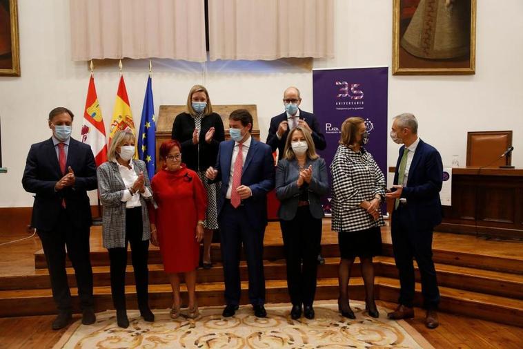 Foto familia del aniversario de la Asociación de Ayuda a la Mujer “Plaza Mayor”.