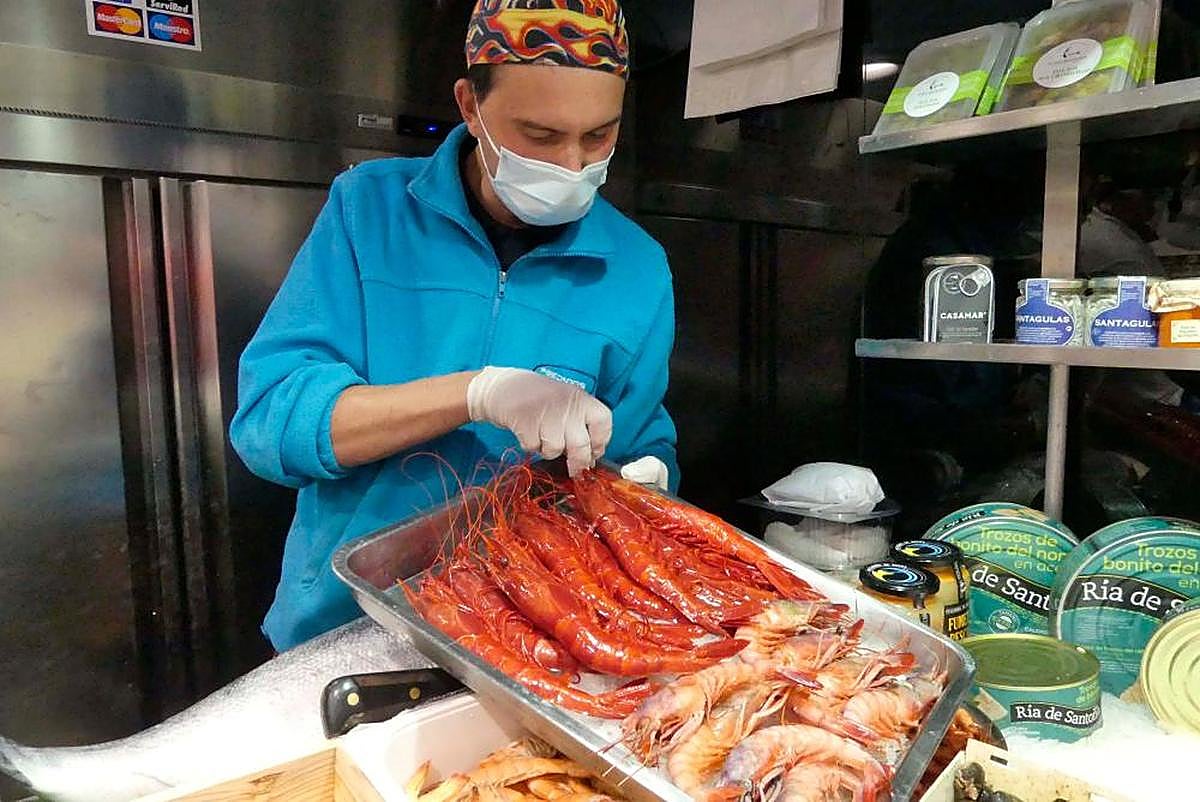 Un pescadero muestra los carabineros.