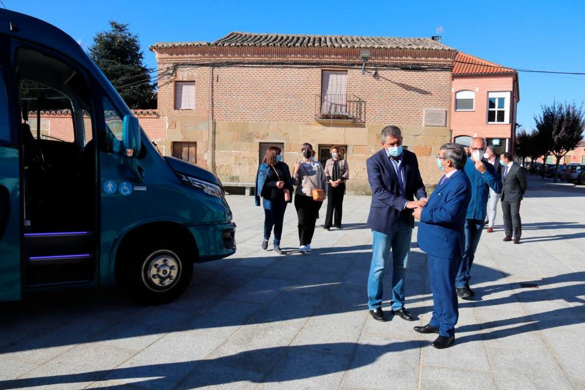 Julián Barrera, alcalde de Villoria, conversando con el viceconsejero de la Junta, José Luis Sanz.