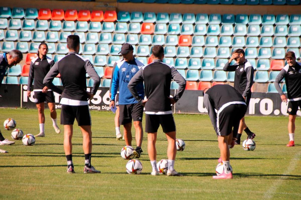 Antonio Calderón charla con sus jugadores durante un entrenamiento