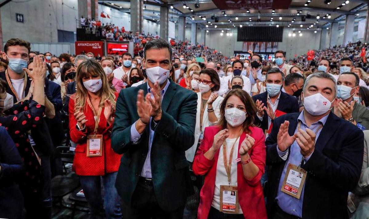 Pedro Sánchez y su Ejecutiva al finalizar el acto.