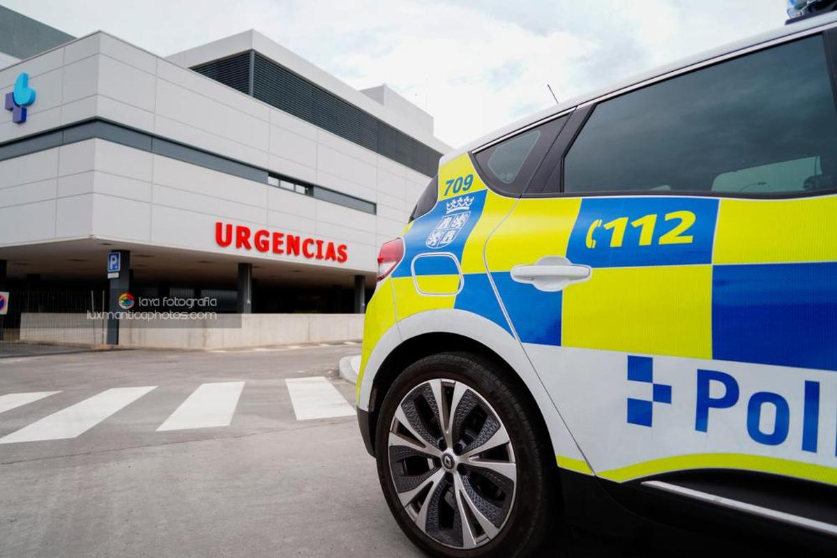 Un vehículo de la policía local delante del Hospital