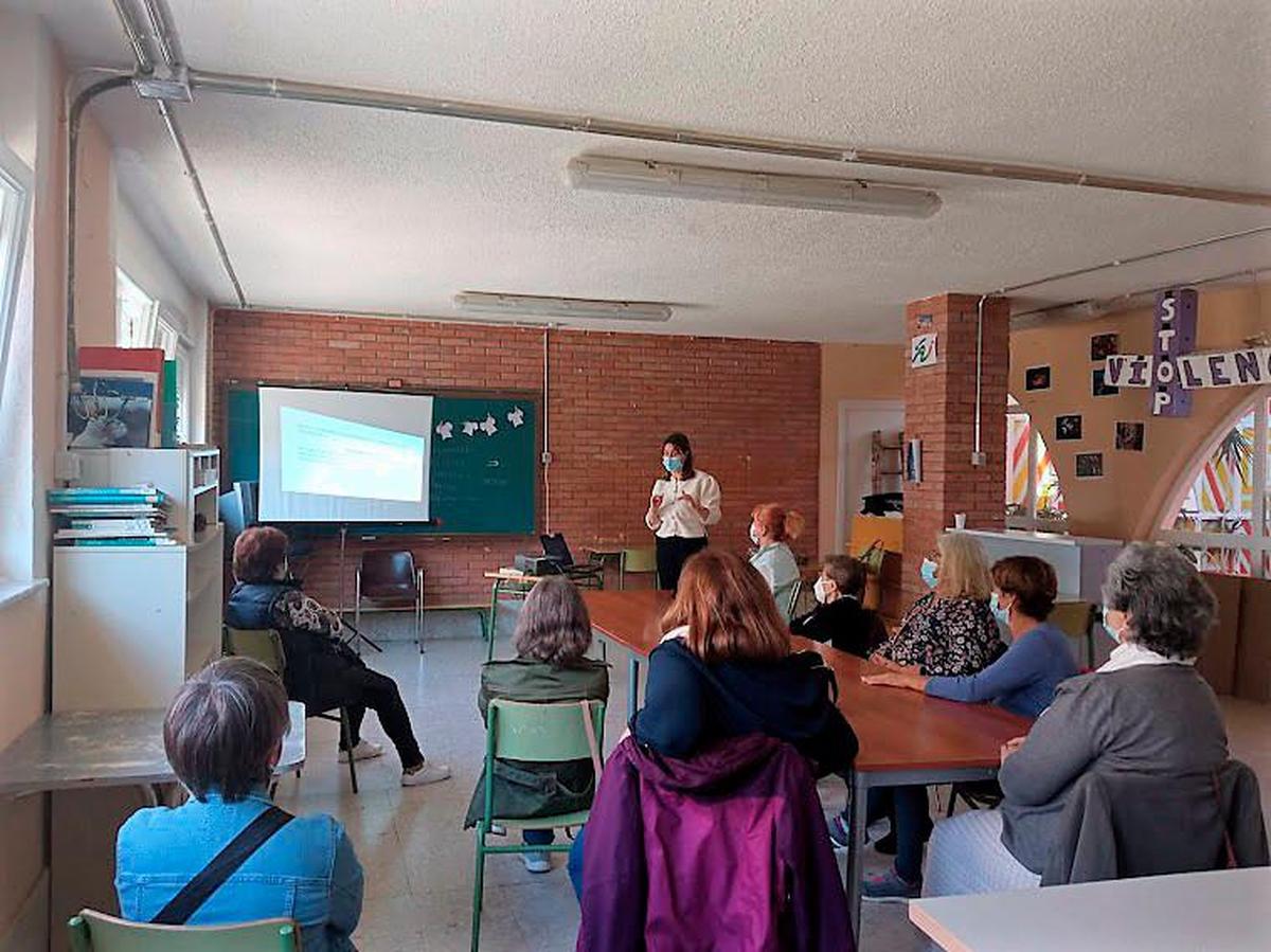 Primera sesión del taller en el Centro Cultural de El Encinar