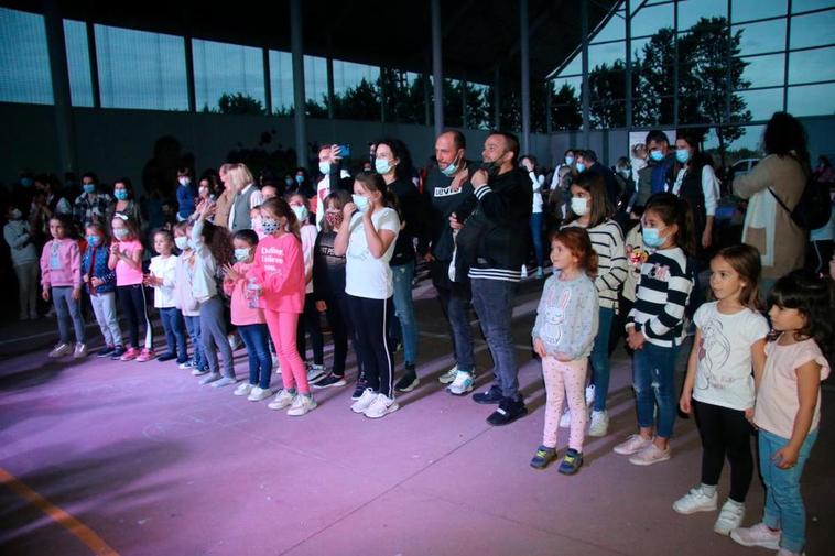 El frontón cubierto de Nuevo Naharros lleno de vecinos de todas las edades por la fiesta solidaria.