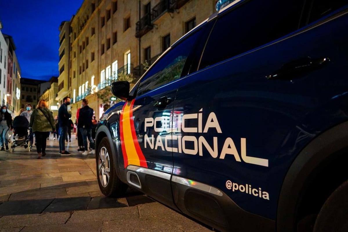 Un vehículo de la Policía Nacional en el centro de la ciudad