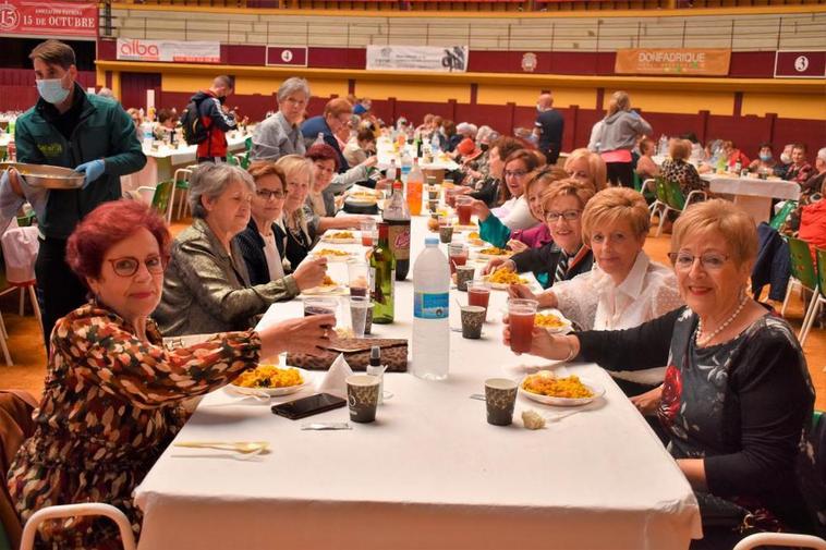 El brindis de las mujeres albenses en la comida de hermandad en la plaza de toros.