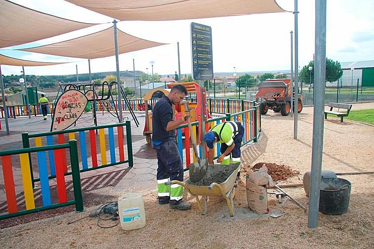Los operarios municipales iniciando las reparaciones en el parque.