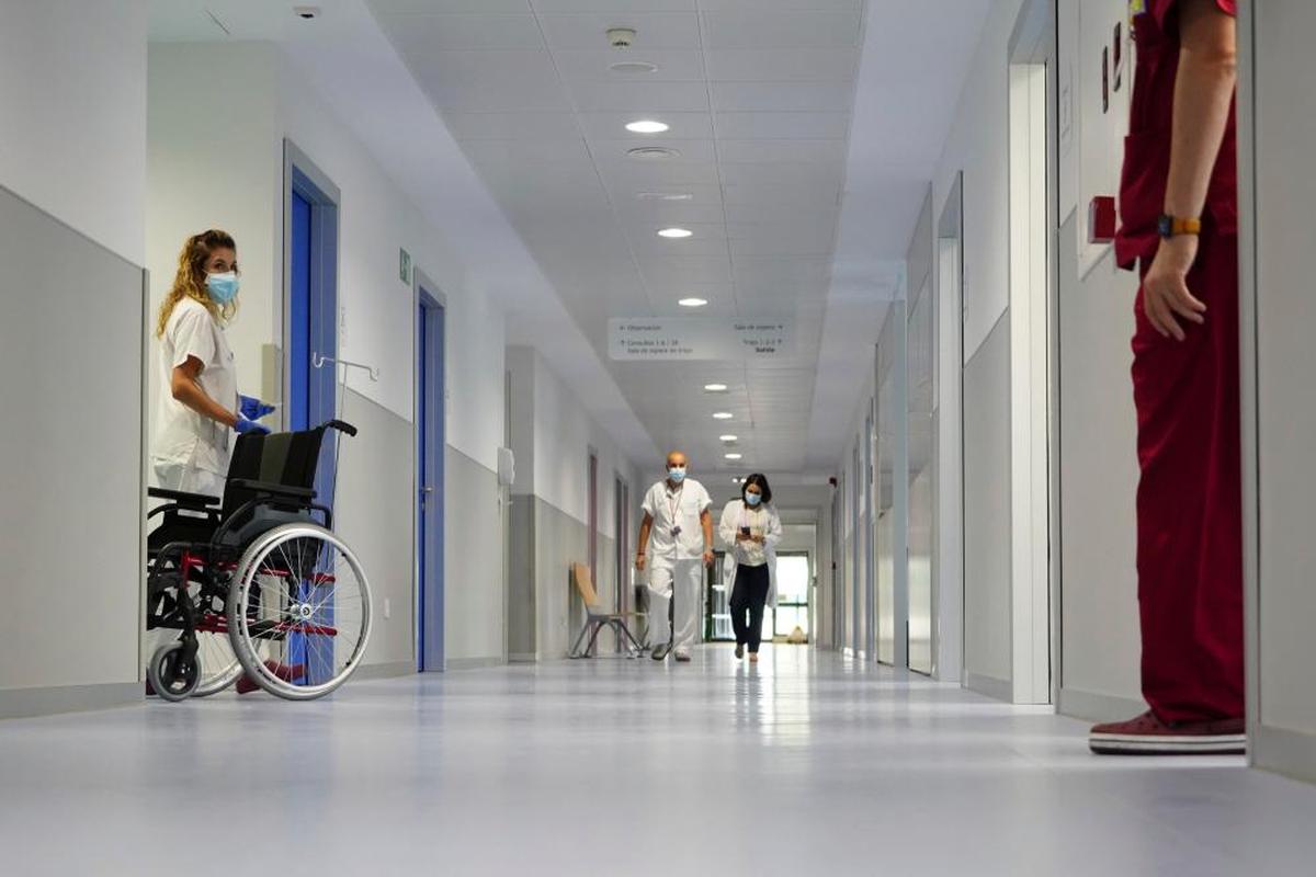 Profesionales sanitarios transitando por los pasillos del nuevo servicio de Urgencias.