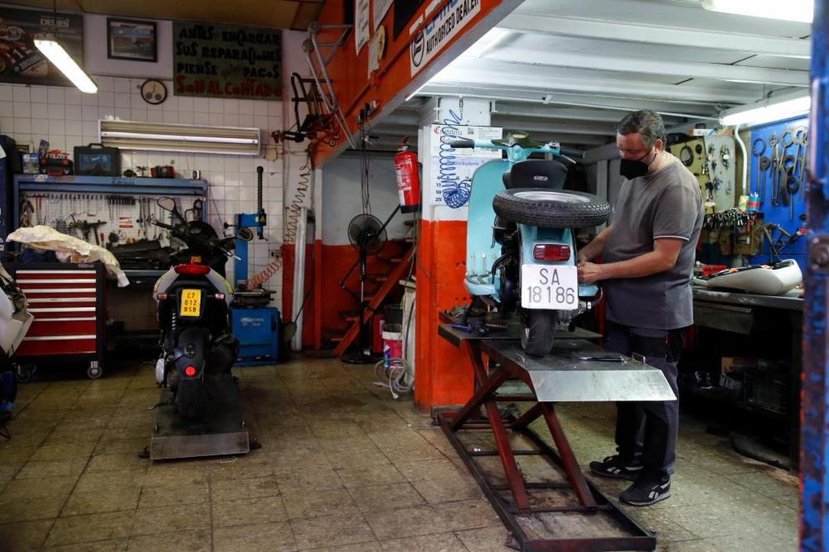 Un mecánico se dispone a reparar una de las motocicletas que tiene en su taller de Salamanca