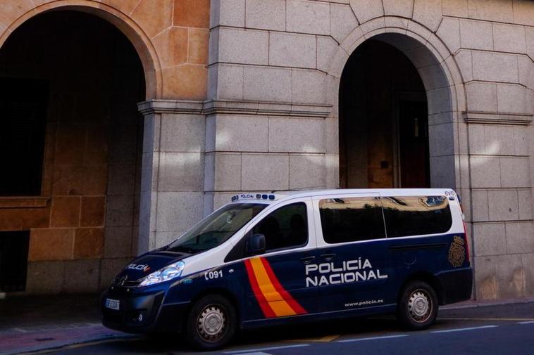 La Policía Nacional de Salamanca en la puerta de los Juzgados.