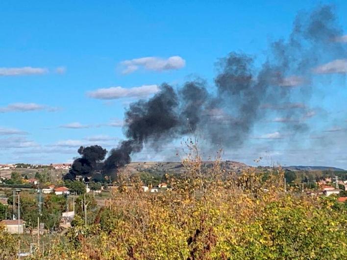 Columna de humo negro en la carretera de Aldealengua