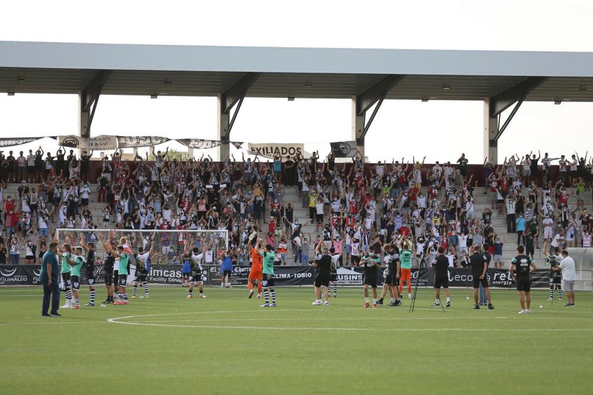 Afición y equipo aplauden en el partido ante el Extremadura en el Reina Sofía esta temporada