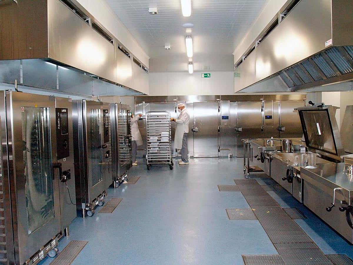 Dos personas trabajando en una cocina.