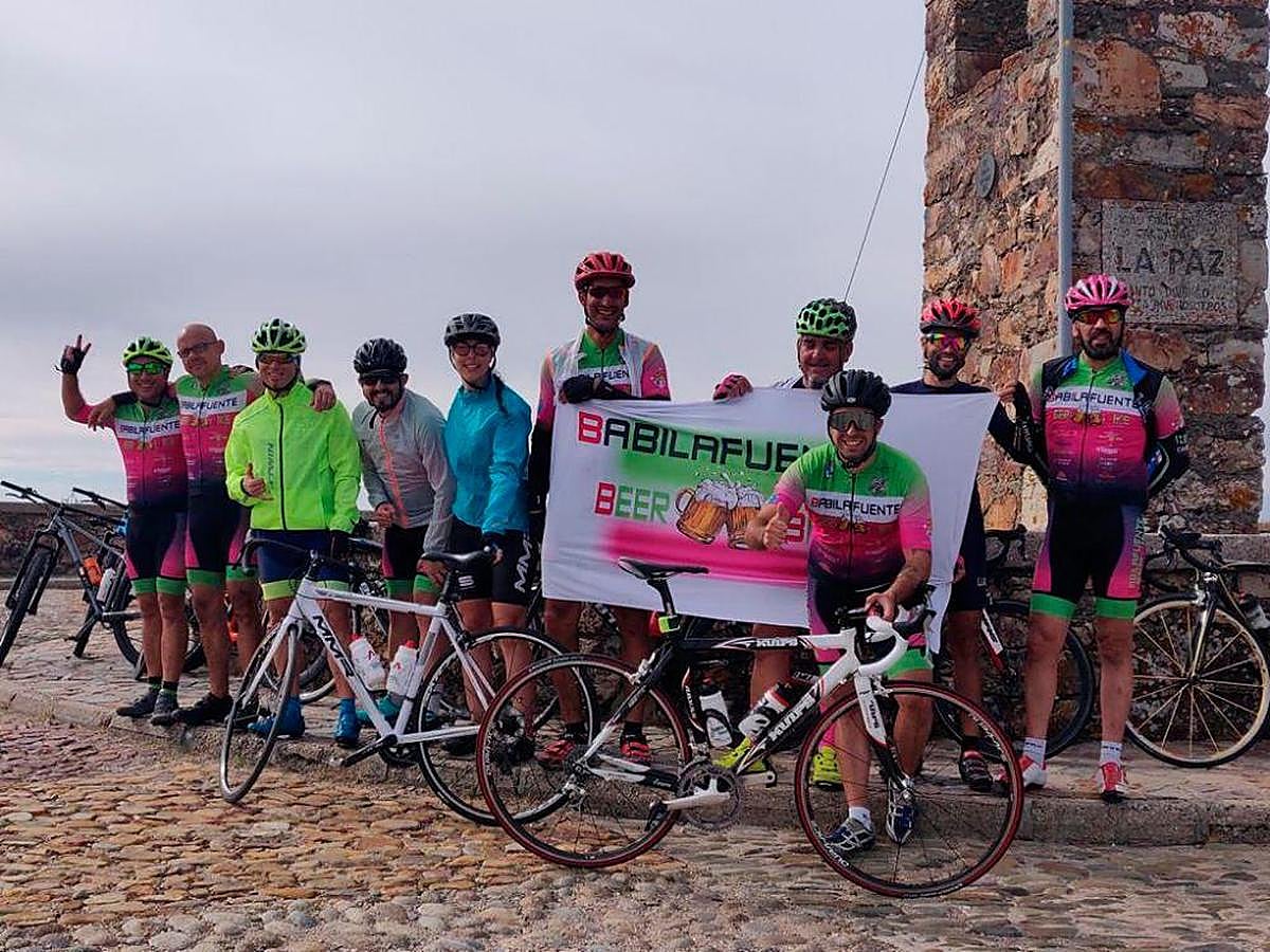 Varios miembros del grupo local “Babilafuente beer bikes” durante una de sus rutas en bicicletas BTT