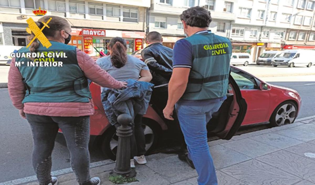 Momento de la detención de dos de los miembros de la banda. En el recuadro, el cuchillo intervenido