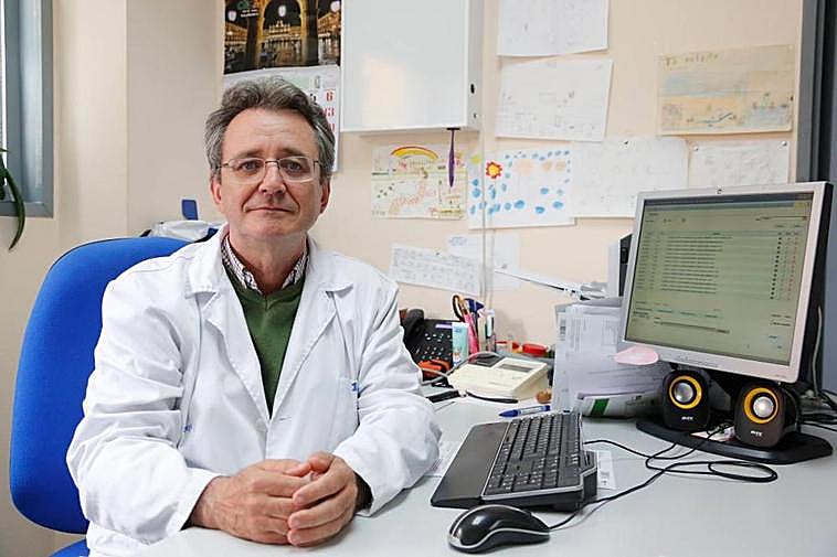 El doctor Lucas Fernández del Campo en su consulta del centro de salud Miguel Armijo.