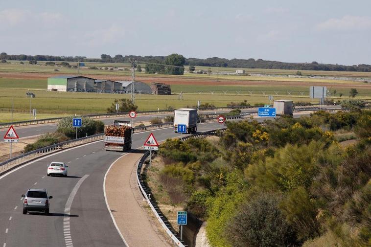 Camiones de mercancías circulando por la A-62 en Salamanca