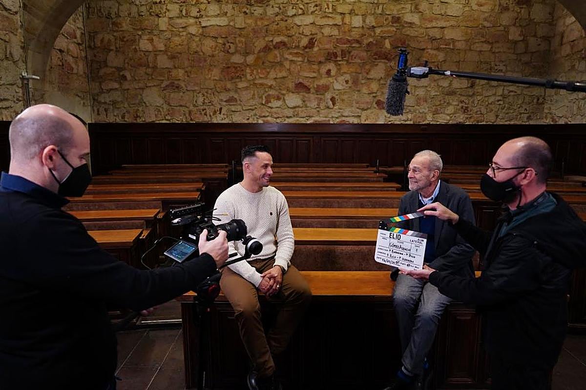 Fernando Ruso, Haze, el catedrático José Gómez Asencio y Pepe Barahona, rodando en el aula Unamuno de la Universidad de Salamanca