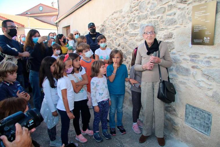Ida Vitale, rodeada de niños en su visita a Juzbado para descubrir nuevas placas con sus poemas