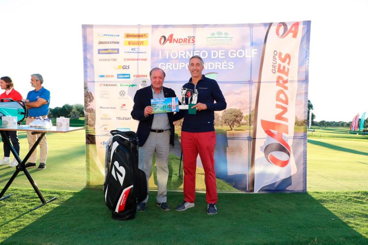 Javier Román Baz Carmona recibe el premio de primer clasificado.