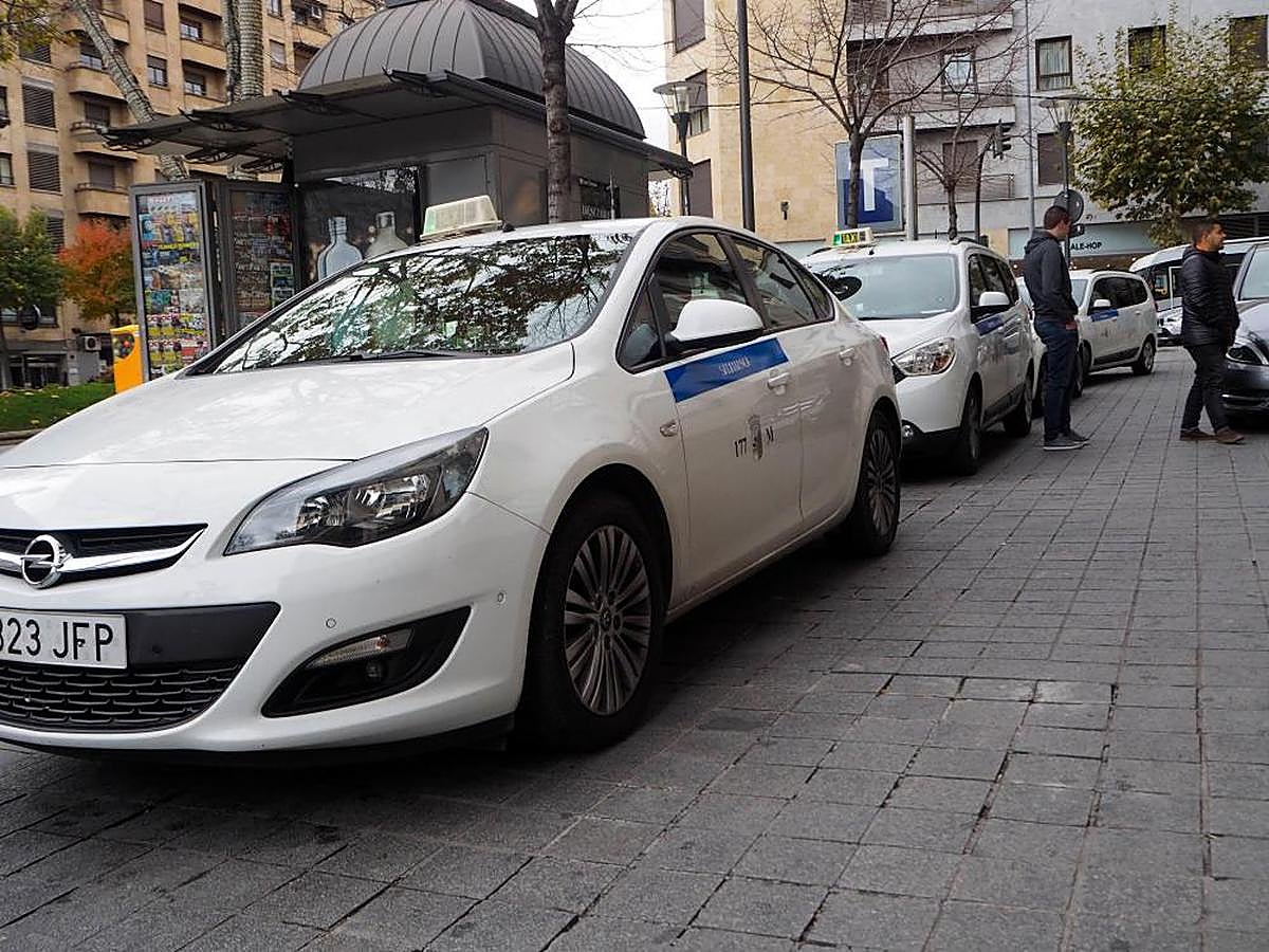 Varios vehículos estacionados en una parada de taxis en la capital