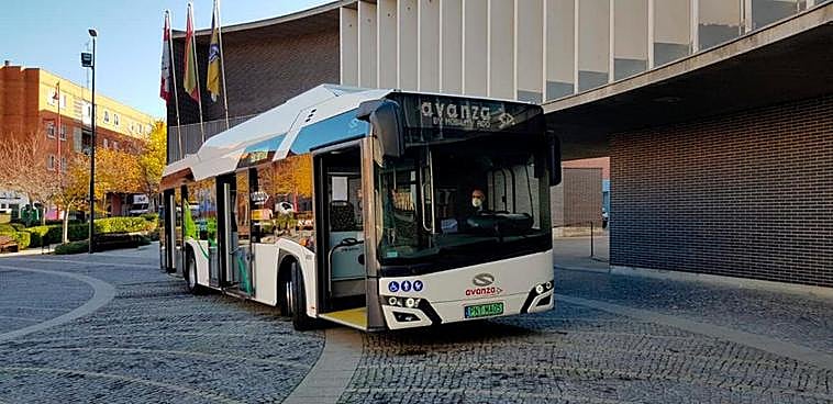 El primer autobús eléctrico de la Comunidad, en Santa Marta.