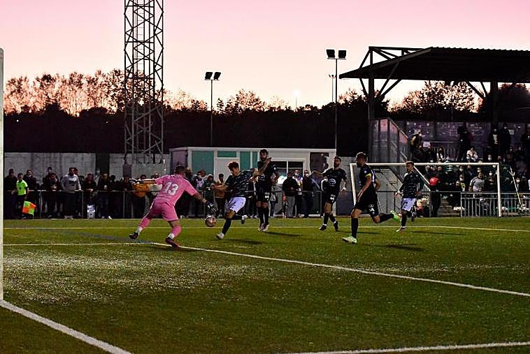 Una imagen del partido entre Guijuelo y Moralo