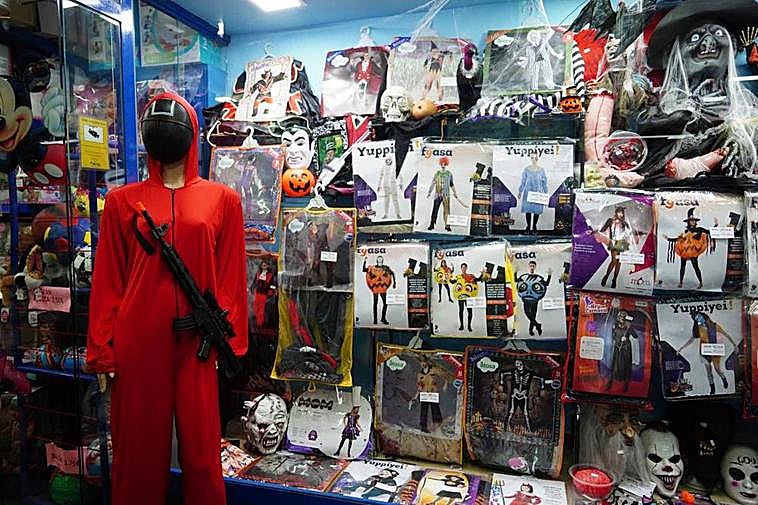 El disfraz al completo, en el acceso de un establecimiento salmantino